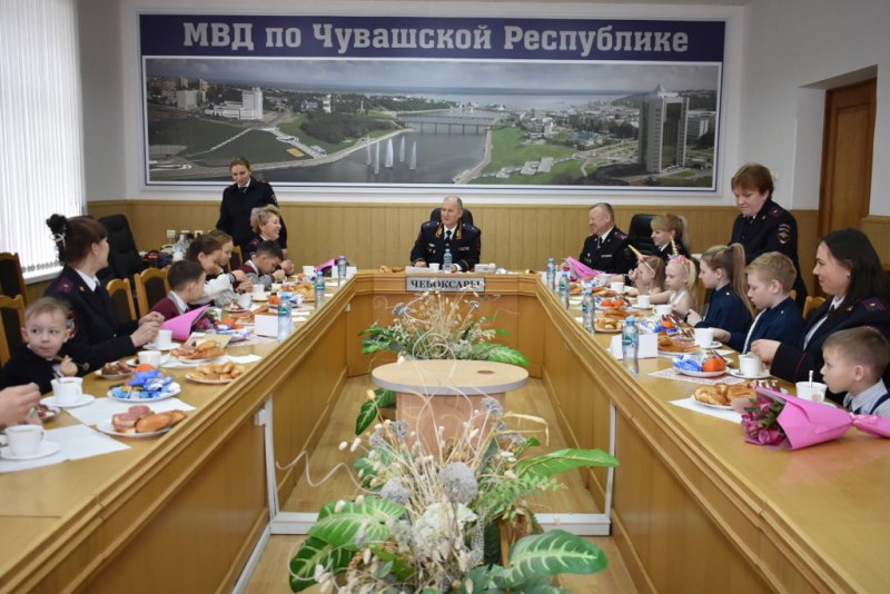 Министр внутренних дел по Чувашской Республике Виктор Шметков встретился с сотрудницами – многодетными мамами